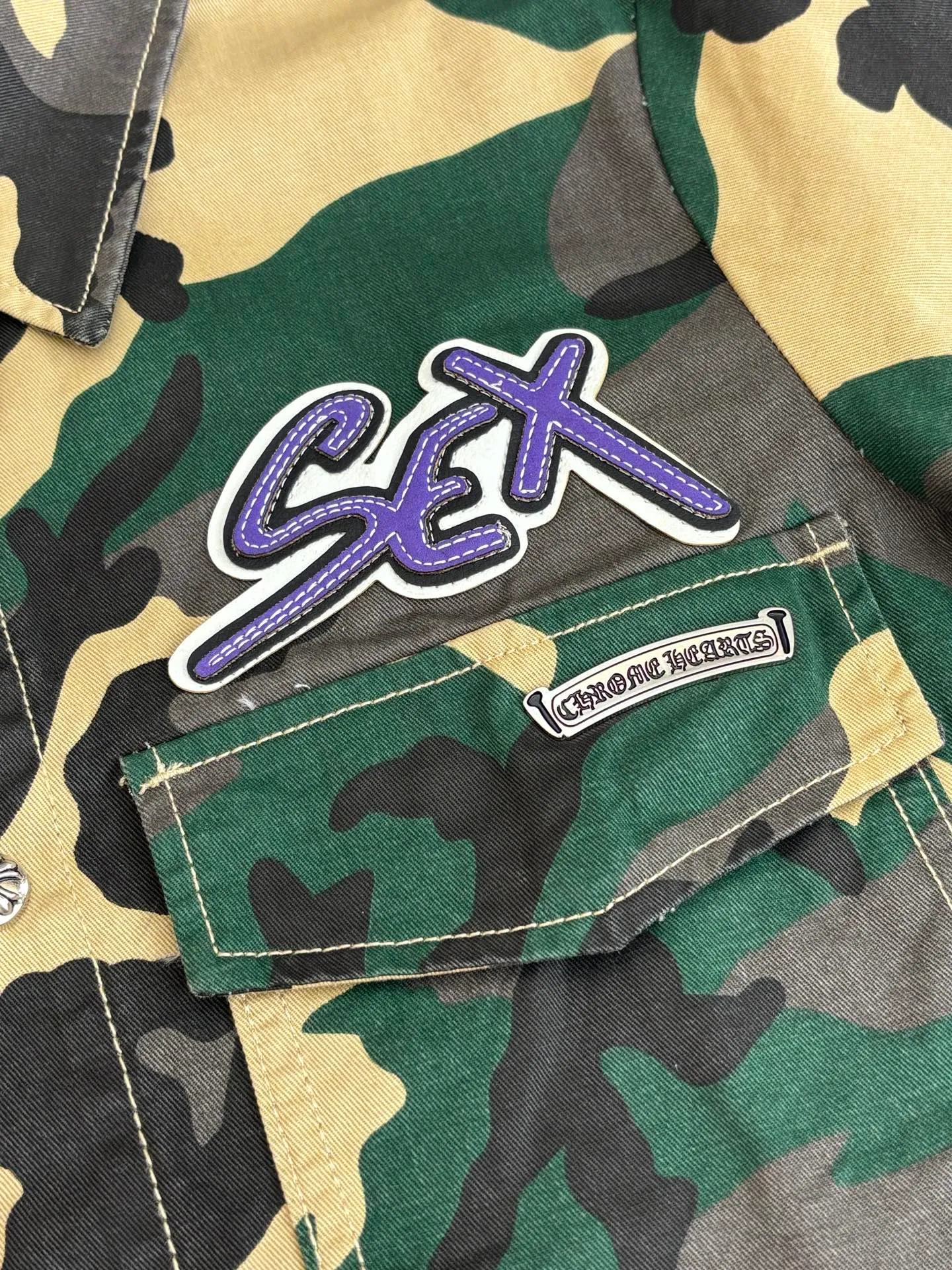 P560 Chrome Heart*/Chrome Heart CH camouflage short-sleeved denim shirt was purchased and developed by a Los Angeles agent for US$3,200. This model is made of customized military canvas fabric, restored 1:1 according to the original model, and printed with camouflage patterns. The customization period for the chest sex pattern stamp is 20 days, the minimum order is 1800 pieces, and the color plate is matched. The hardware buckles are all made of electroplated 925 silver material, the weight is perfectly restored, and they are aged and oxidized to black.  Size：S/M/L